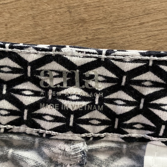 Women’s Shorts Size 8 2 Pair - Picture 3 of 7